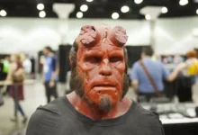 Muž přestrojený jako Hellboy