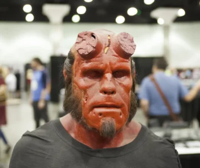 Muž přestrojený jako Hellboy