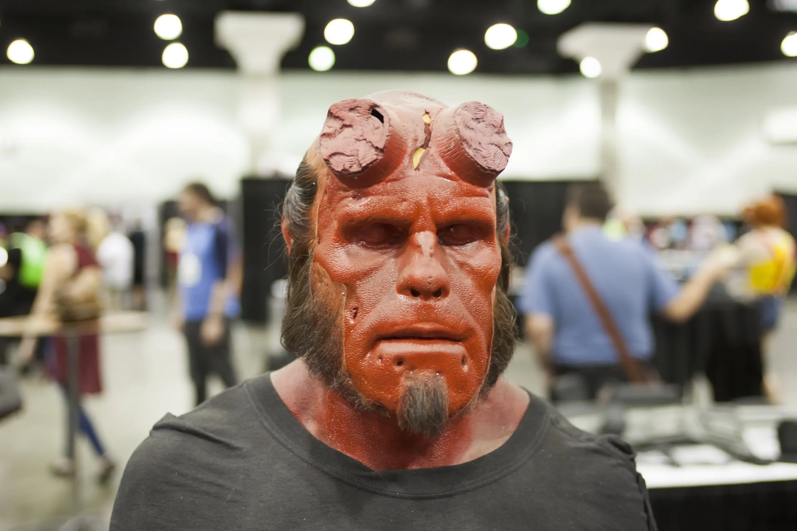 Muž přestrojený jako Hellboy