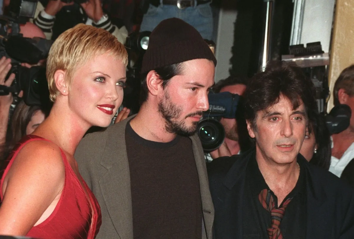 Herci z filmu Ďáblův advokát stojí vedle sebe.