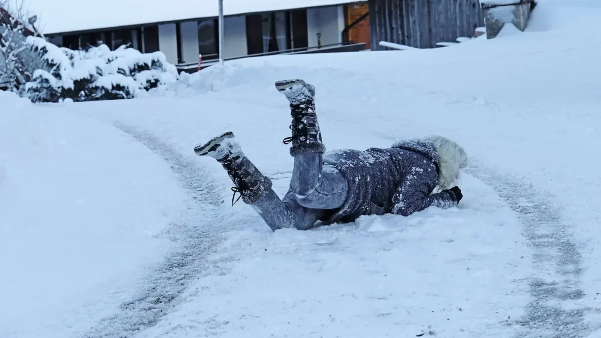 Člověk uklouzl na ledovce.