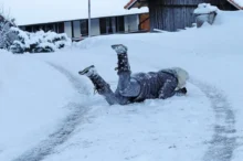 Člověk uklouzl na ledovce.