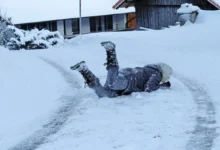 Člověk uklouzl na ledovce.