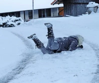 Člověk uklouzl na ledovce.