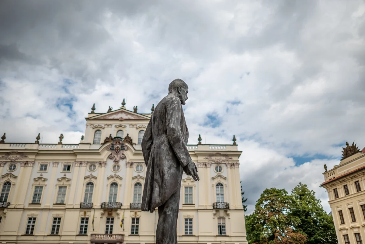 socha muže na náměstí