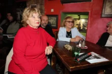 Herečka Libuše Švormová sedí u stolu.