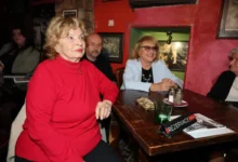 Herečka Libuše Švormová sedí u stolu.