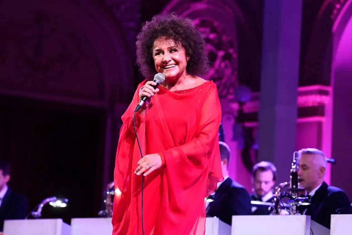 Zpěvačka Jitka Zelenková v ruce drží mikrofon.