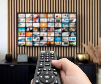 Dálkový ovladač míří na televizi.