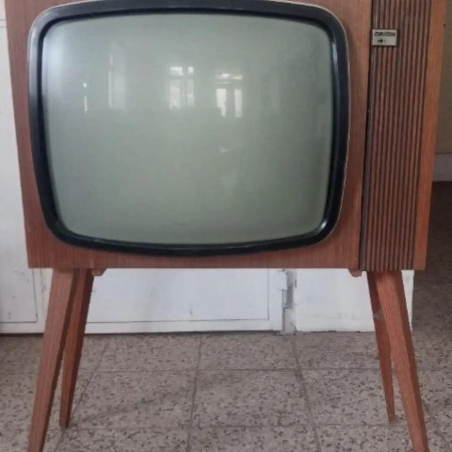 Televizor na nožičkách z roku 1966