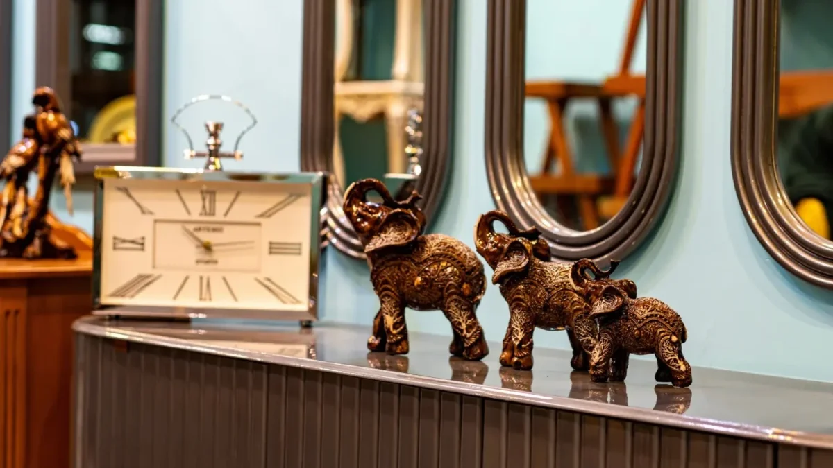 Vintage sošky slonů vystavené na skříni.