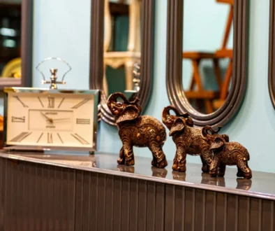 Vintage sošky slonů vystavené na skříni.
