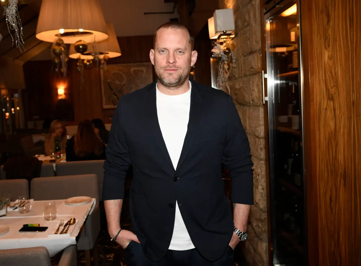 Jakub Prachař pózuje na fotku. 