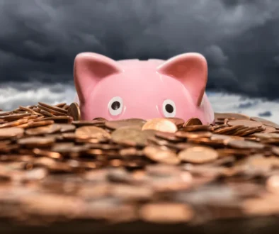 Prasátko je obklopené mincemi.