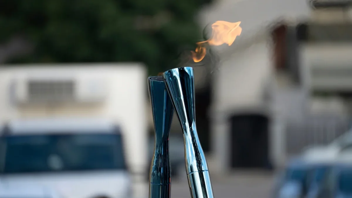 Olympijský oheň hoří.