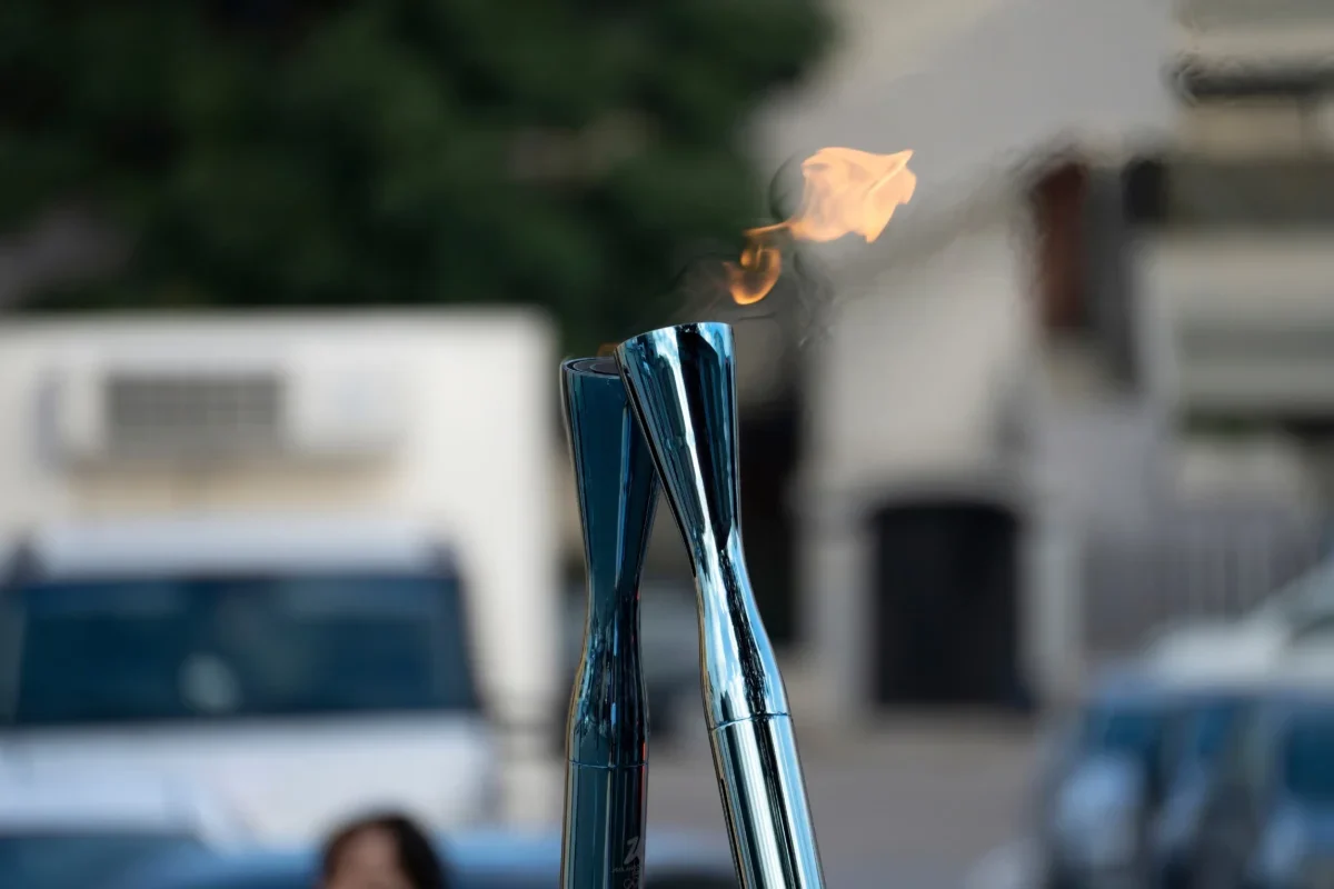 Olympijský oheň hoří.