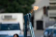 Olympijský oheň hoří.