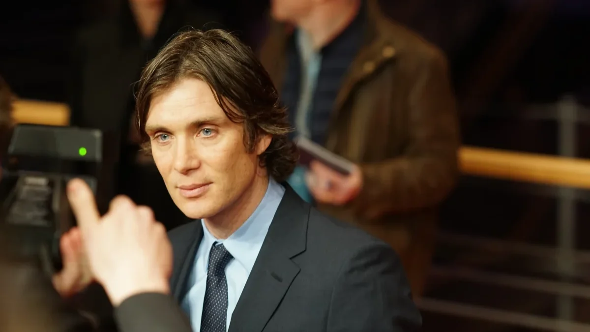 Cillian Murphy pózuje na fotku.