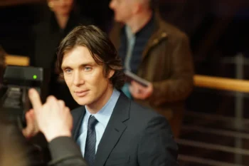 Cillian Murphy pózuje na fotku.