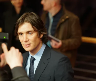 Cillian Murphy pózuje na fotku.