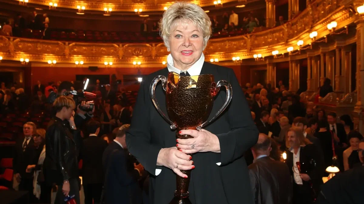 Alena Vránová v ruce drží cenu.