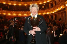 Alena Vránová v ruce drží cenu.