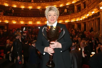 Alena Vránová v ruce drží cenu.