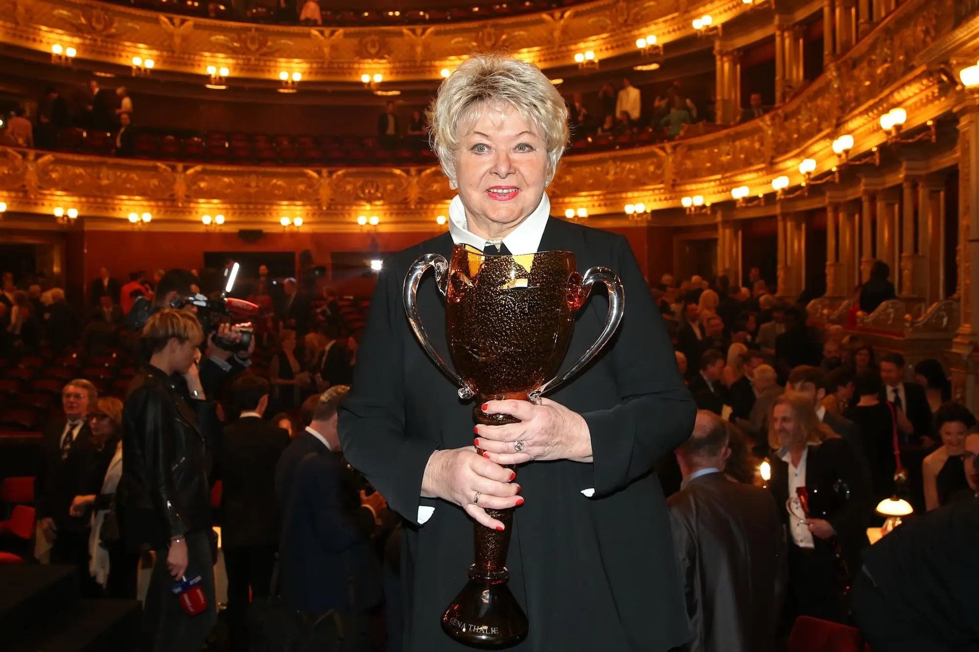 Alena Vránová v ruce drží cenu.