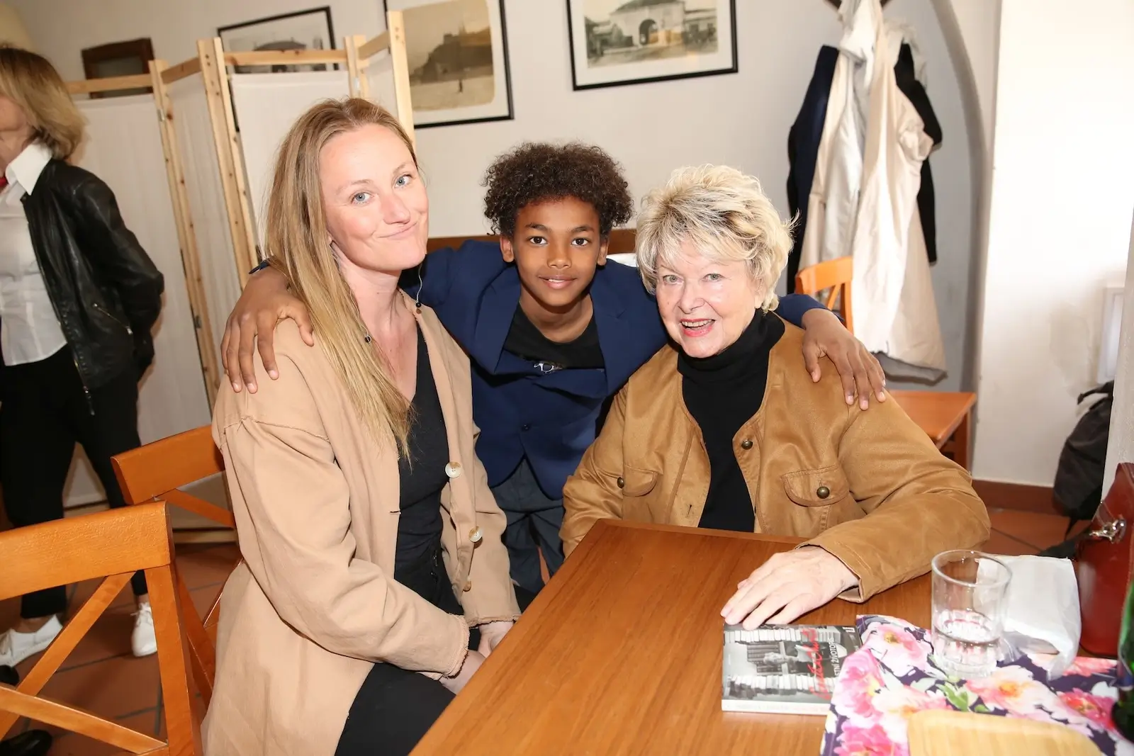 Alena Vránová sedí u stolu se dvěma lidmi.