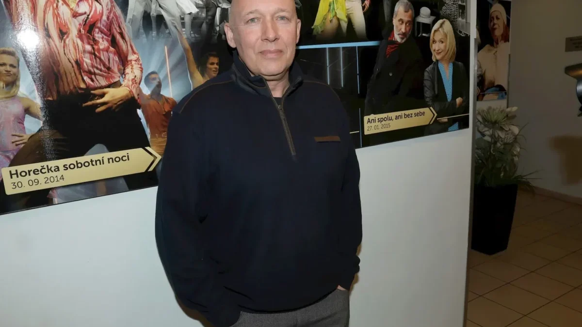 Robert Jašków pózuje na fotku.