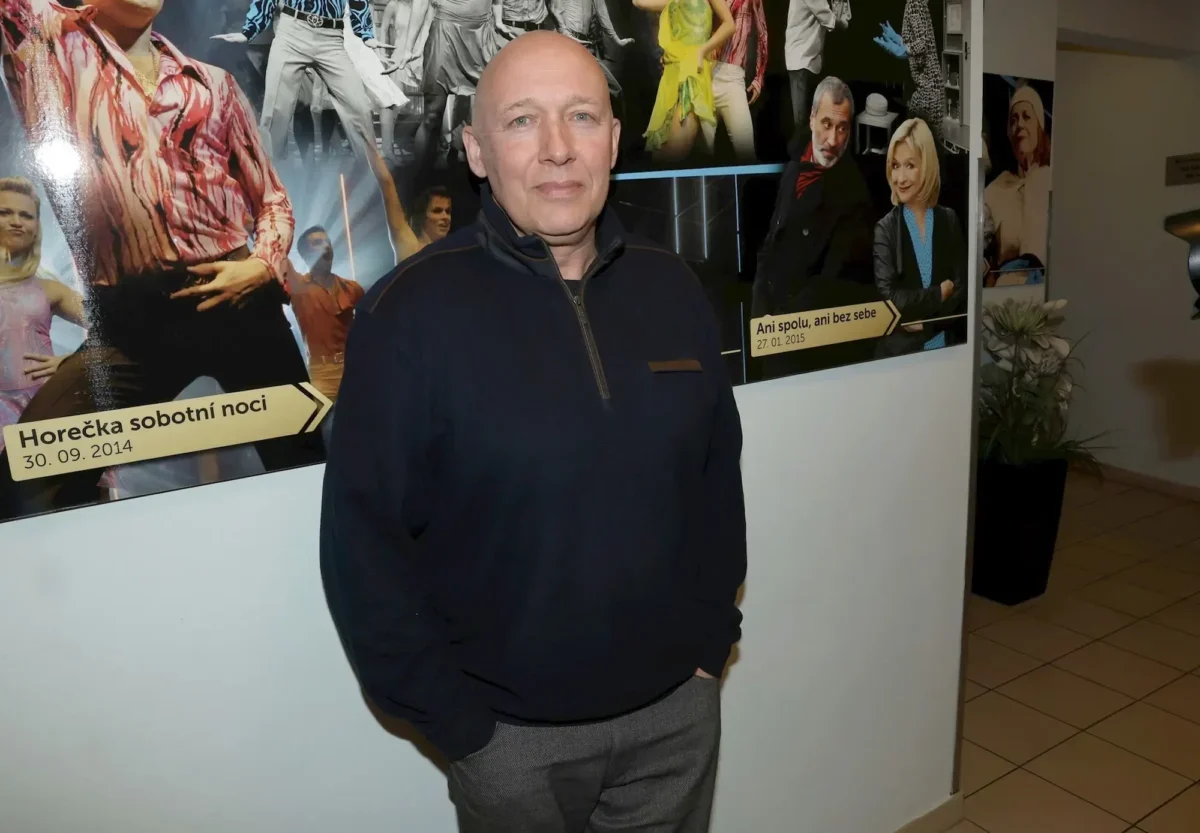 Robert Jašków pózuje na fotku.