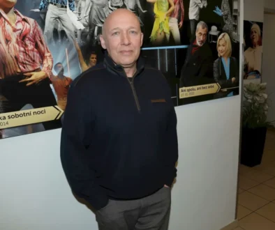 Robert Jašków pózuje na fotku.