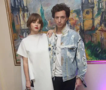 Dva čeští herci stojí vedle sebe.