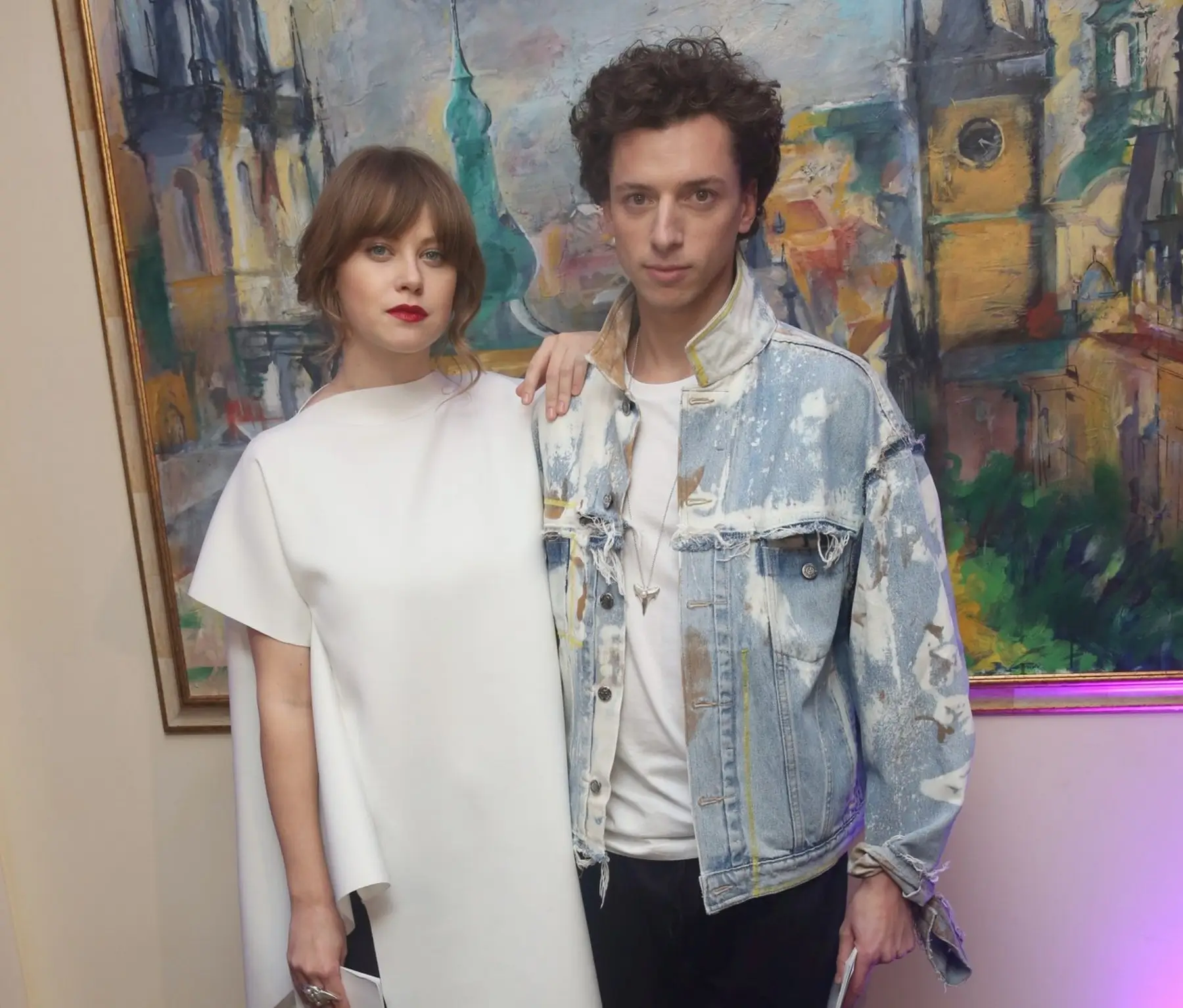 Dva čeští herci stojí vedle sebe.