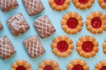 Sladkosti vyskládané na stole