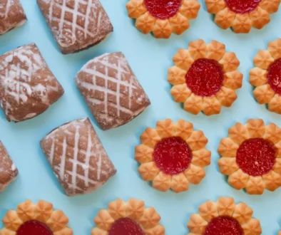 Sladkosti vyskládané na stole