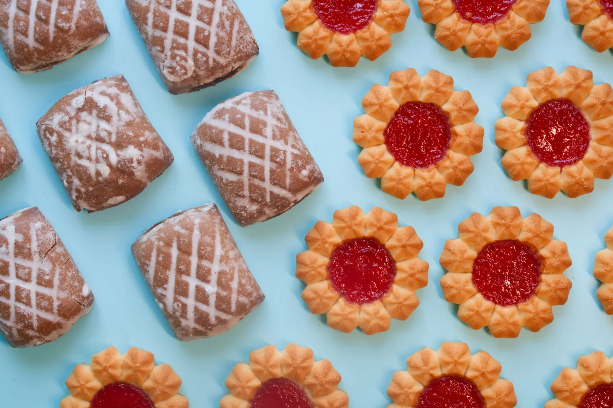 Sladkosti vyskládané na stole