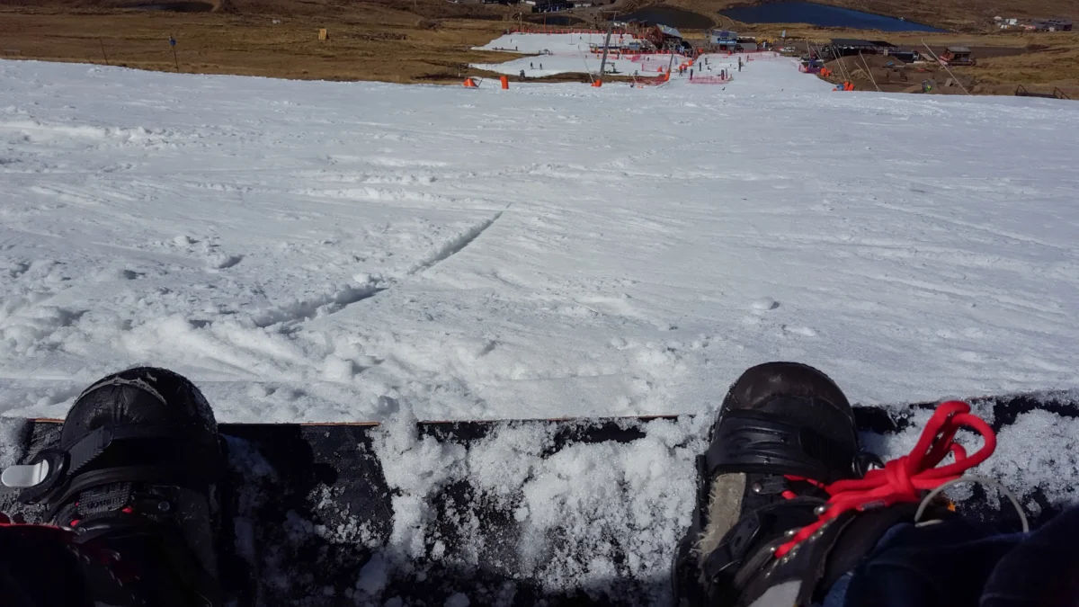 Snowboard položený na sněhu