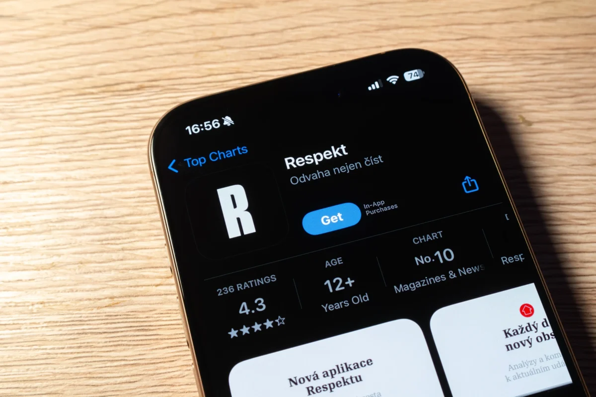 Na mobilu svítí aplikace Respektu.