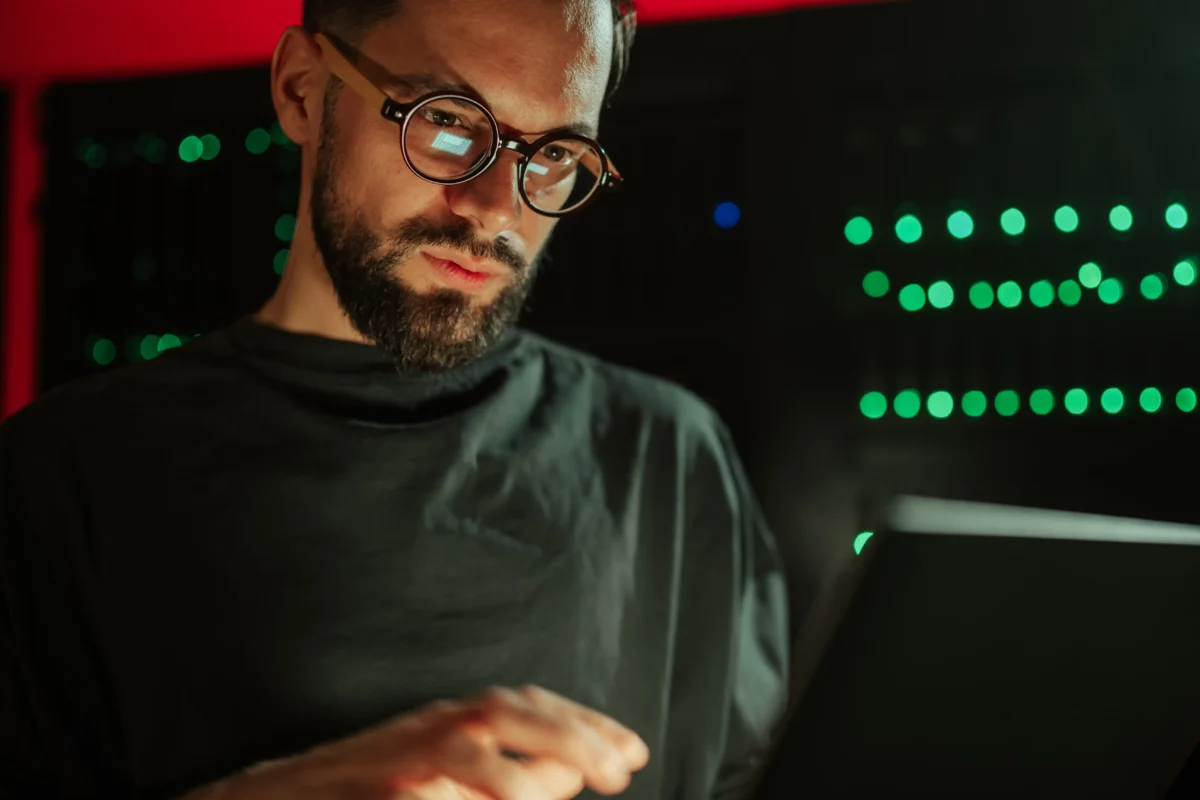 Muž pracuje na notebooku. 