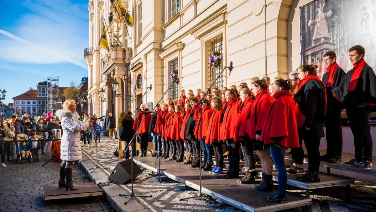 Pěvecký sbor vystupuje v Praze.