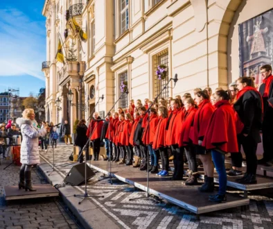Pěvecký sbor vystupuje v Praze.