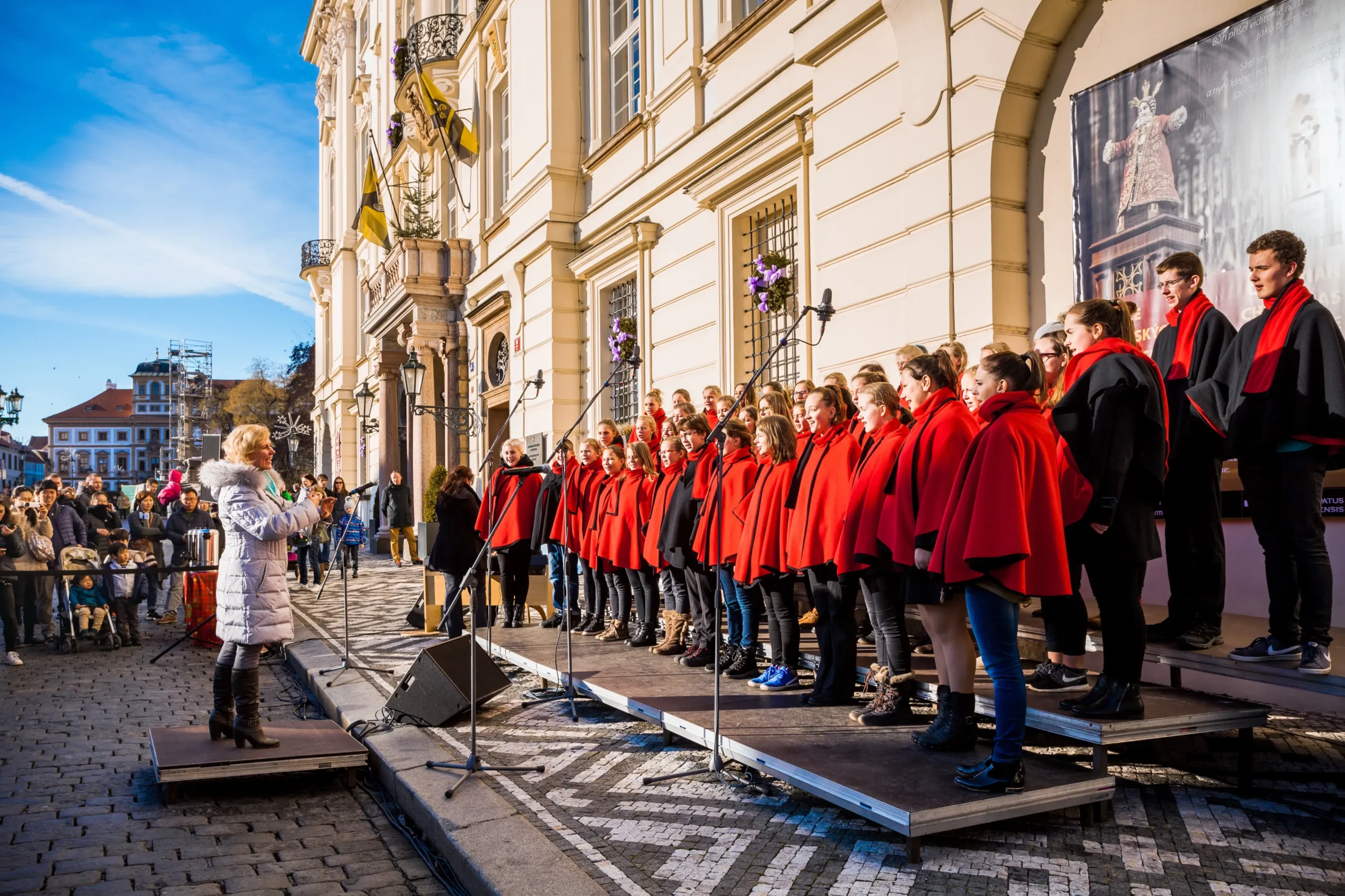 Pěvecký sbor vystupuje v Praze.