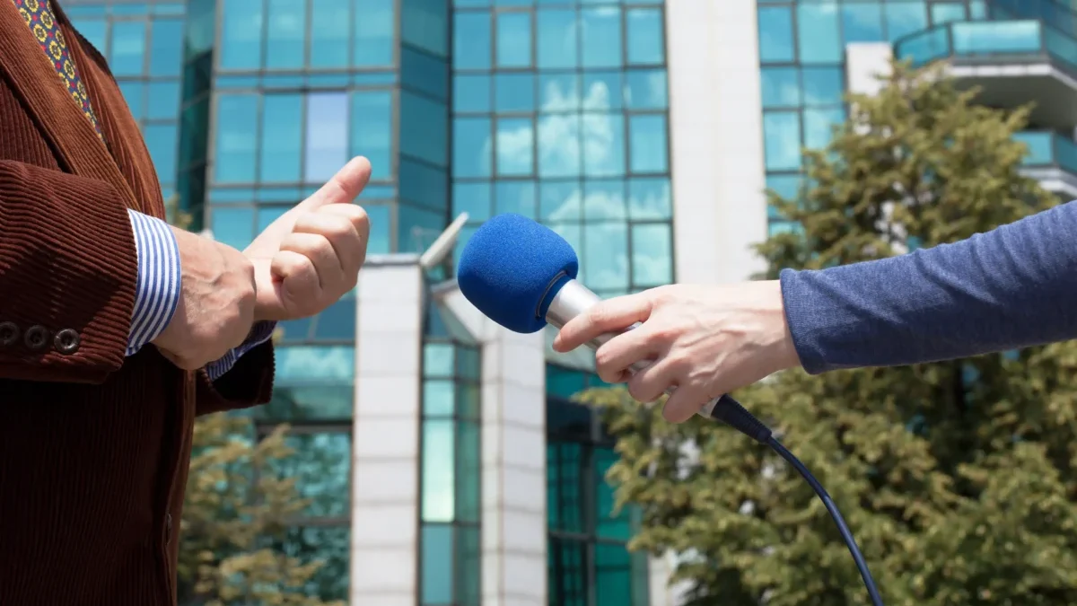 Lidé si podávají mikrofon.