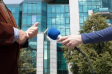 Lidé si podávají mikrofon.