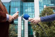 Lidé si podávají mikrofon.