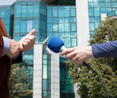 Lidé si podávají mikrofon.