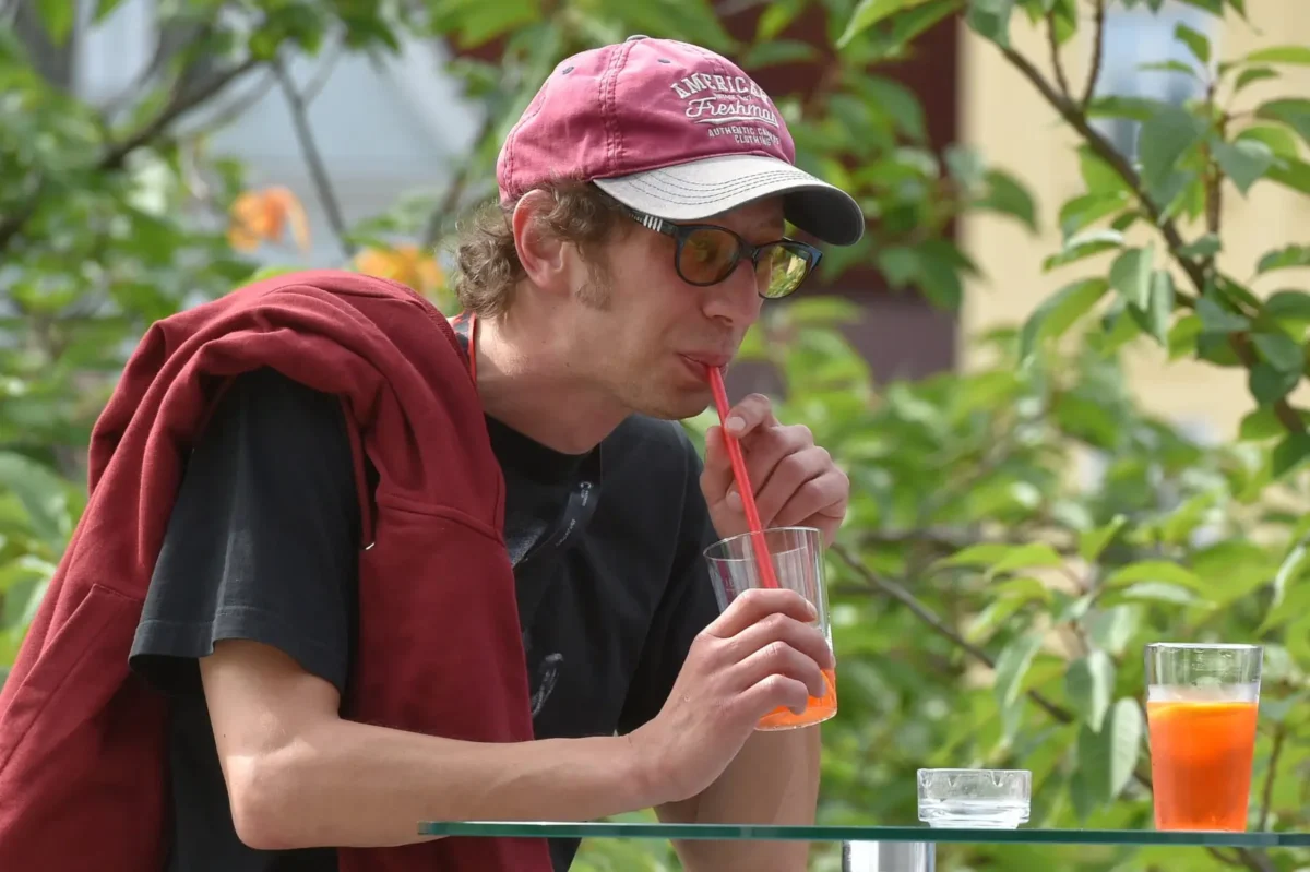 Herec Jiří Maryško si sáhne na dno. Zdroj: Profimedia | TVGURU.cz Herec Jiří Maryško pije ze skleničky.