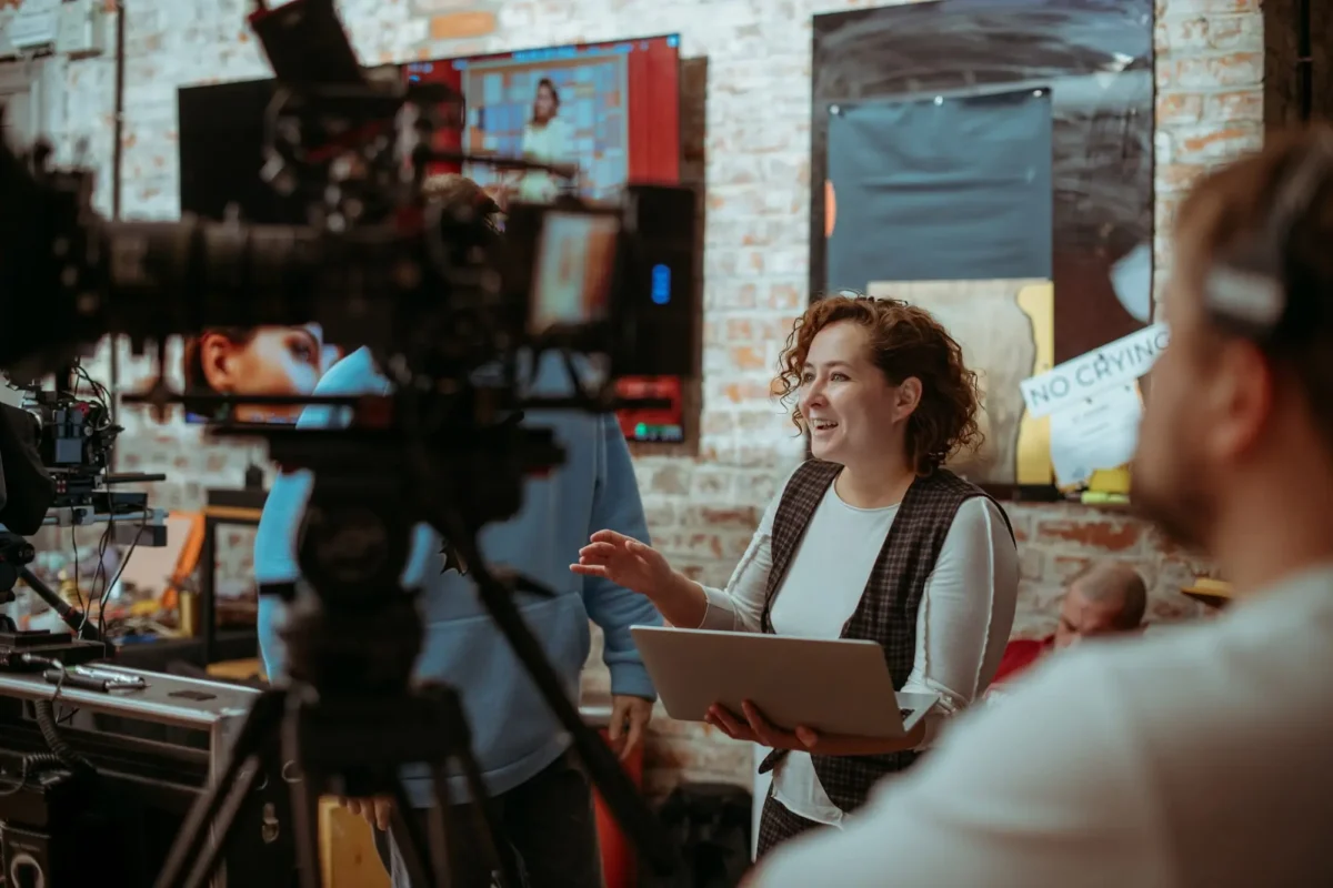 Tvorba nekonečného seriálu Ulice je náročná. Zdroj: Shutterstock | TVGURU.cz Žena organizuje natáčení.