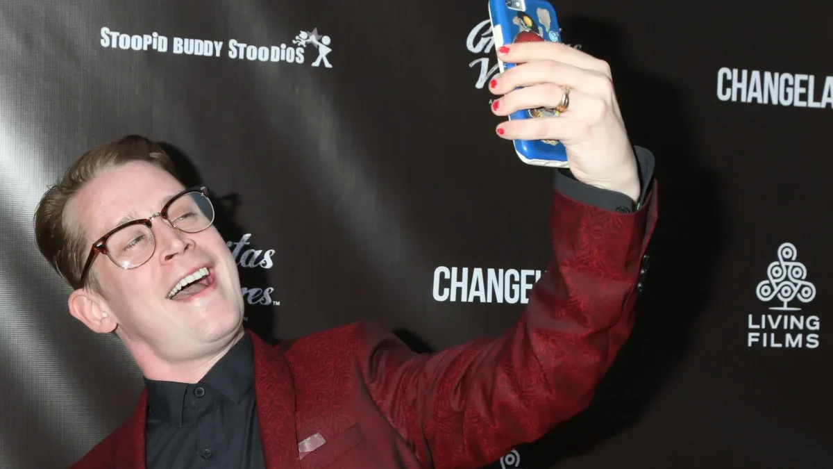 Muž se fotí telefonem.